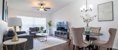 Rumah, Beberapa Tempat Tidur, patio, pemandangan kebun (37135 Grassy Hill ) | Area keluarga | Televisi layar datar 42-inci dengan saluran TV digital