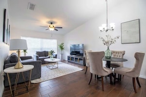 Casa, várias camas, varanda, vista para o jardim (37135 Grassy Hill ) | Área de estar | TV de tela plana 42 polegadas com canais digitais