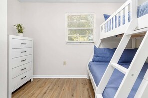 單棟房屋, 多張床, 露台, 花園景 (38604 Naomi Ave) | 2 間睡房、獨特設計、獨特裝修、床單