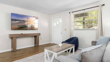 House, Multiple Beds, Patio, Garden View (38604 Naomi Ave) | Living area