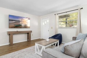 House, Multiple Beds, Patio, Garden View (38604 Naomi Ave) | Living area