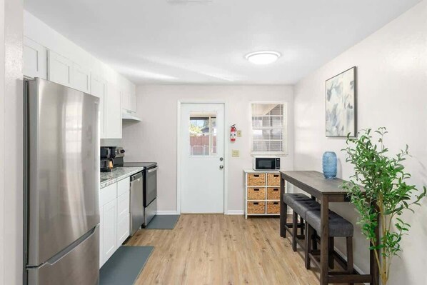 House, Multiple Beds, Patio, Garden View (38604 Naomi Ave) | Private kitchen