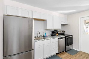 Maison, plusieurs lits, patio, vue jardin (38604 Naomi Ave) | Cuisine privée