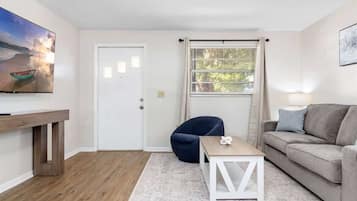 House, Multiple Beds, Patio, Garden View (38604 Naomi Ave) | Living area