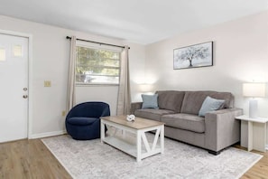Hus - flere senge - terrasse - udsigt til have (38604 Naomi Ave) | Opholdsområde