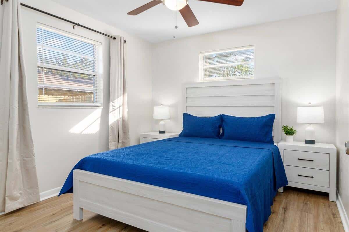 独立别墅, 多张床, 露台, 花园景观 (38604 Naomi Ave) | 2 多间卧室、特色装修、特色家居、床单