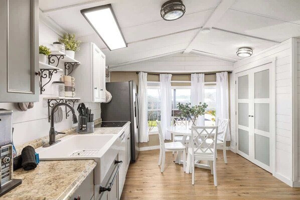 Maison, plusieurs lits, accès piscine, vue jardin (10034 Hamp Dr) | Cuisine privée