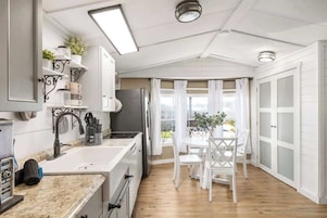 Casa, várias camas, acesso à piscina, vista para o jardim (10034 Hamp Dr) | Cozinha privada | Cafeteira/chaleira