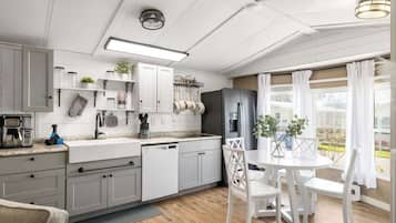 House, Multiple Beds, Pool Access, Garden View (10034 Hamp Dr) | Private kitchen | Coffee/tea maker