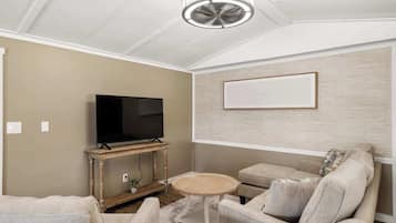 House, Multiple Beds, Pool Access, Garden View (10034 Hamp Dr) | Living area