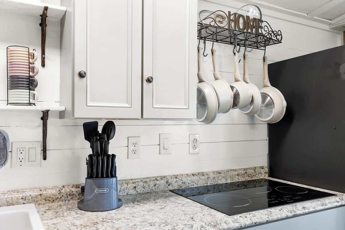 單棟房屋, 多張床, 可使用泳池, 花園景 (10034 Hamp Dr) | 私人廚房 | 咖啡機/沖茶器