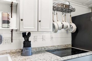 Rumah, Beberapa Tempat Tidur, akses ke kolam renang, pemandangan kebun (10034 Hamp Dr) | Dapur pribadi | Mesin pembuat kopi/teh