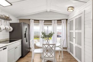 Hus, flere senger, adgang til basseng, hageutsikt (10034 Hamp Dr) | Eget kjøkken | Kaffetrakter/tekoker