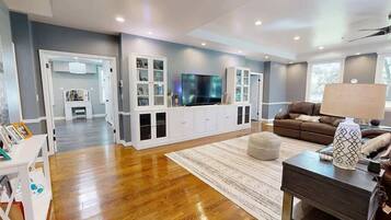 House, Multiple Beds, Pool Access, Pool View (Events Welcome!) | Living area