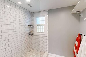 Maison, Plusieurs lits, accès à la piscine, vue sur la piscine (Events Welcome!) | Salle de bain | Serviettes fournies