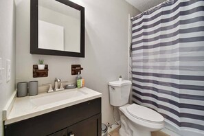 Huis, meerdere bedden, keuken, uitzicht op tuin (37329 Magnolia Ave) | Badkamer | Designer toiletartikelen, handdoeken