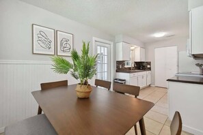 單棟房屋, 多張床, 廚房, 花園景 (37329 Magnolia Ave) | 3 間睡房、獨特設計、獨特裝修、床單