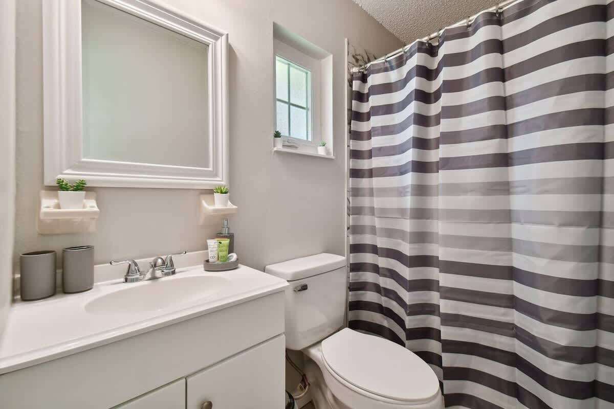 House, Multiple Beds, Kitchen, Garden View (37329 Magnolia Ave) | Bathroom | Designer toiletries, towels