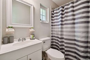 Hus - flere senge - køkken - udsigt til have (37329 Magnolia Ave) | Badeværelse | Designertoiletartikler, håndklæder