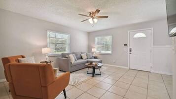 House, Multiple Beds, Kitchen, Garden View (37329 Magnolia Ave) | Living area