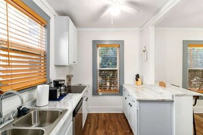 Maison, 1 très grand lit, cuisine, vue jardin (730 Johnson Ave) | Cuisine privée | Cafetière/bouilloire