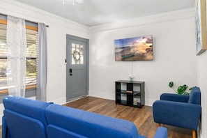 บ้านพัก, เตียงคิงไซส์ 1 เตียง, ห้องครัว, วิวสวน (730 Johnson Ave) | บริเวณนั่งเล่น