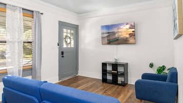 House, 1 King Bed, Kitchen, Garden View (730 Johnson Ave) | Living area