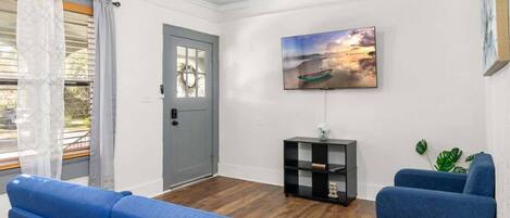 House, 1 King Bed, Kitchen, Garden View (730 Johnson Ave) | Living area