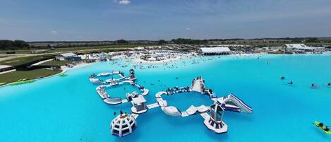 Un grande parco acquatico con diverse scivoli e piscine.