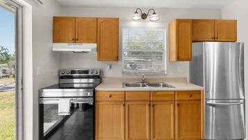 House, Multiple Beds, Kitchen, Garden View (13921 19th st #1 dad) | Private kitchen | Coffee/tea maker