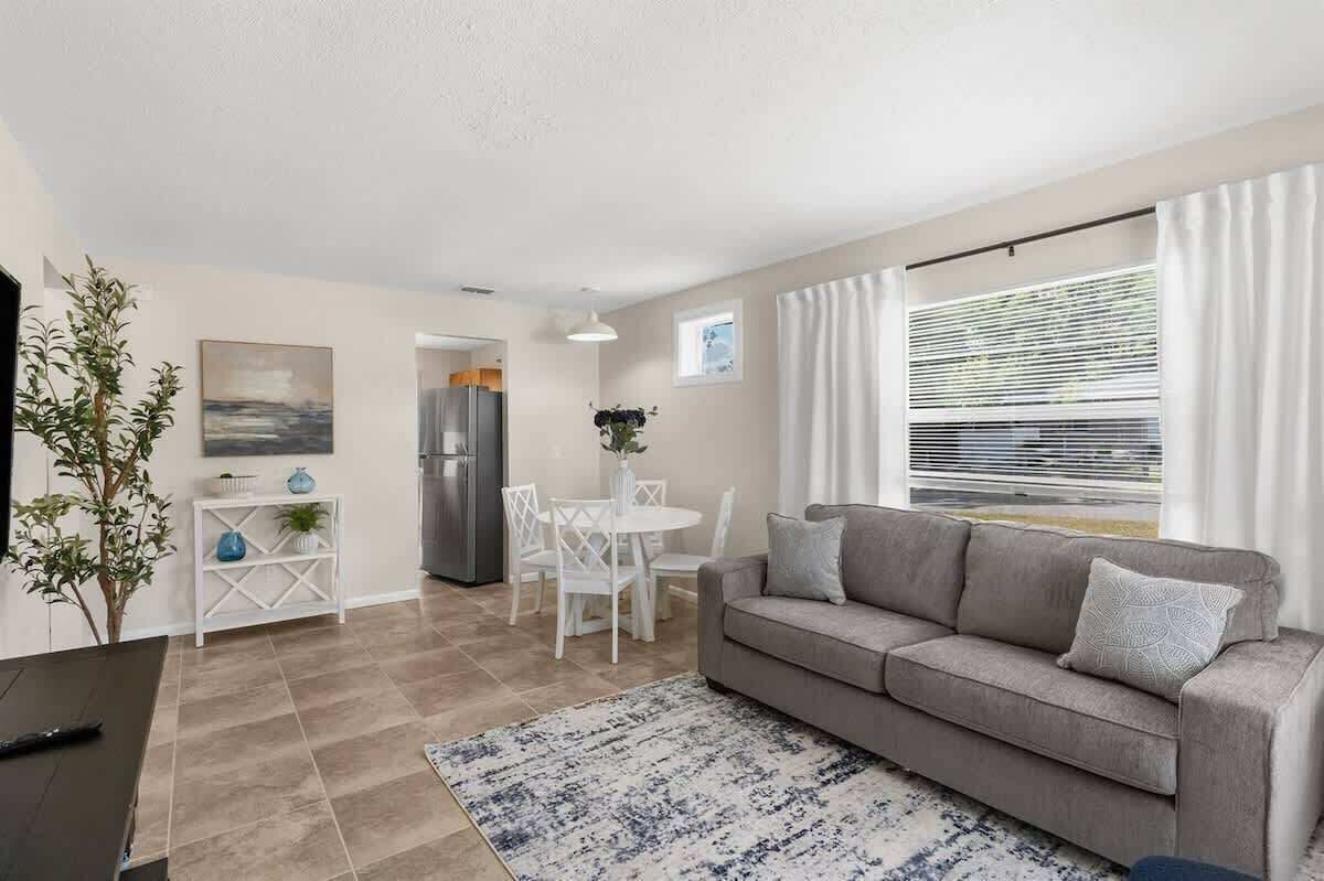 Casa, varias camas, cocina, vistas al jardín (13921 19th st #1 dad) | Zona de estar