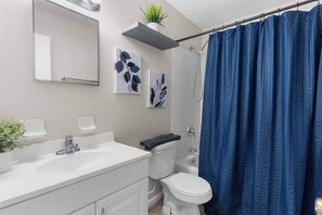 Rumah, Beberapa Tempat Tidur, dapur, pemandangan kebun (13921 19th st #1 dad) | Kamar mandi | Handuk