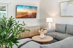 Casa, diversos llits, pati, vistes al jardí (1941 Tidewater Ct) | Sala d'estar