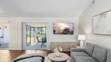 Nhà, nhiều giường, sân hiên, quang cảnh vườn (1941 Tidewater Ct) | Khu phòng khách