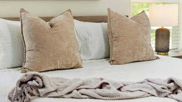 Nhà, nhiều giường, sân hiên, quang cảnh vườn (1941 Tidewater Ct) | 3 phòng ngủ, trang trí khác biệt