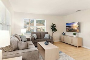 House, Multiple Beds, Kitchen, Garden View (5536 20th st ) | Living area