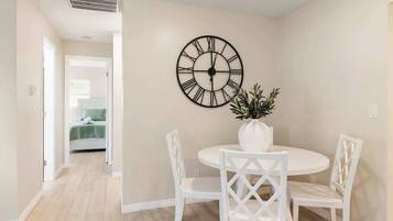 Rumah, Beberapa Tempat Tidur, dapur, pemandangan kebun (5536 20th st ) | Tempat makan