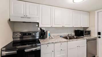 House, Multiple Beds, Kitchen, Garden View (5536 20th st ) | Private kitchen | Coffee/tea maker