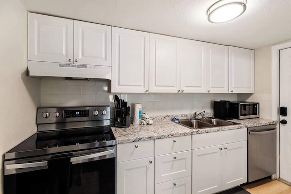 House, Multiple Beds, Kitchen, Garden View (5536 20th st ) | Private kitchen