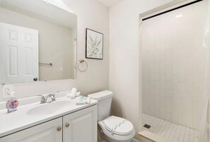 Casa, várias camas, cozinha, vista para o jardim (5536 20th st ) | Banheiro | Toalhas de banho 