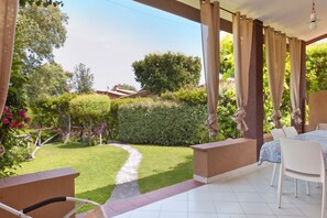 Outdoor dining - Panoramic villa in Costa Rei a few steps from the sea with reserved parking space (Costa Rei)