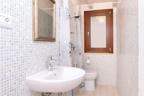 Dusche, Haartrockner, Bidet, Handtücher