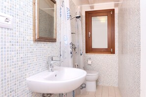 Dusche, Haartrockner, Bidet, Handtücher