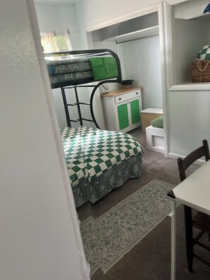 2 bedrooms, iron/ironing board, WiFi, bed sheets - Bluffton Breeze Cottage- Peaceful Escape between two iconic lakes (Muskegon)