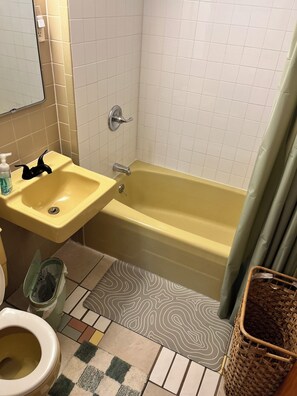 Hair dryer, towels, soap, toilet paper - Bluffton Breeze Cottage- Peaceful Escape between two iconic lakes (Muskegon)