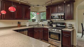 Refrigerador, microondas, horno y parrilla de estufa