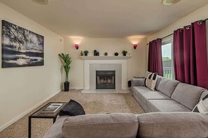 TV, fireplace, offices - Rare Find - Entire Home! 4BDR Peppertree Retreat (Anchorage)