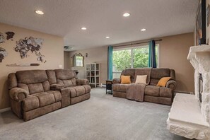 Fernseher, Kamin, Bücher, Arbeitsbereiche