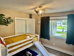 3 bedrooms, desk, iron/ironing board, travel crib