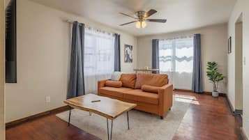 Een televisie en een kantoor